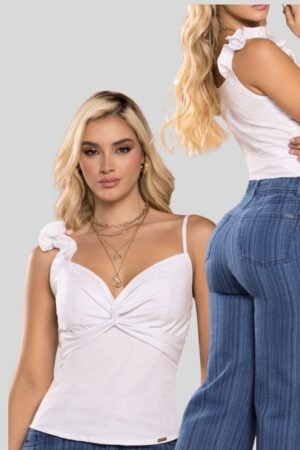 BLUSA CON ESCOTE
